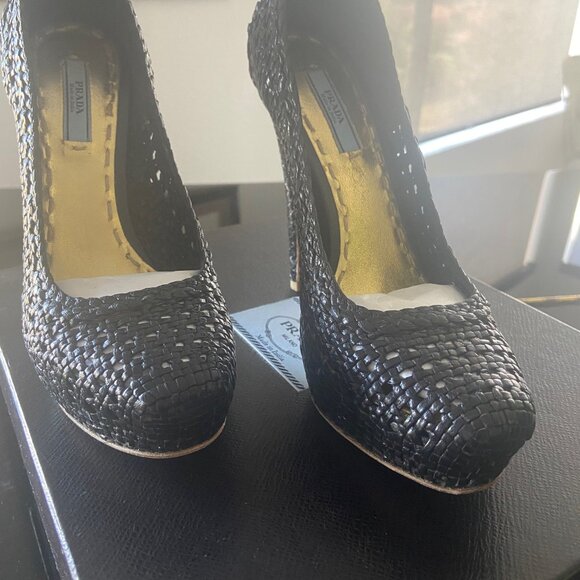 GENTLY WORN ELEGANT AND CLASSIC Prada Black Leather Pumps - Size 36/6 - Picture 2 of 8